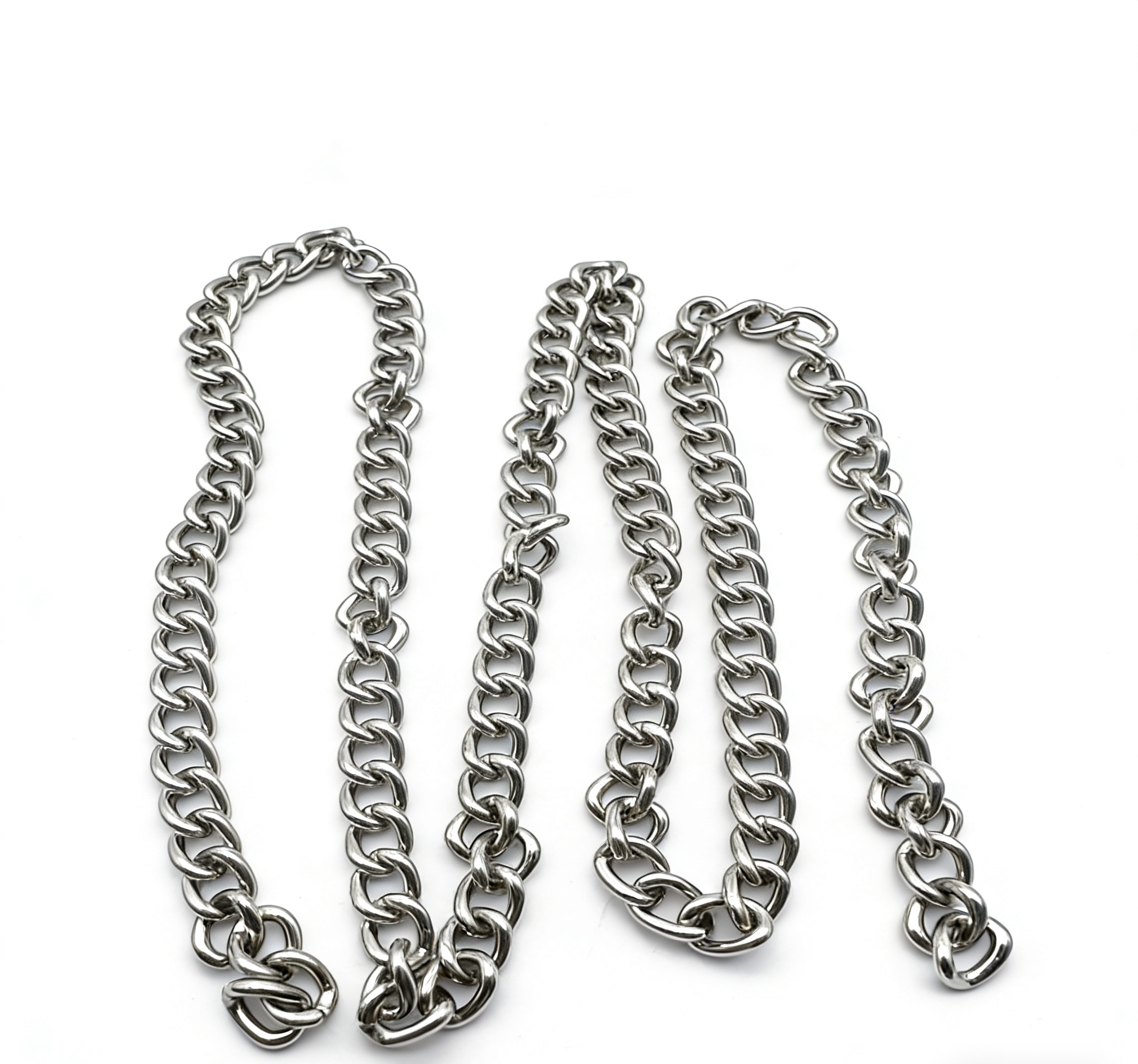 High-end mirror-polished silver curb chain and Cuban link strap for modern luxury crossbody bags and high-street accessories, custom OEM manufactured by Wahkoi Metal.